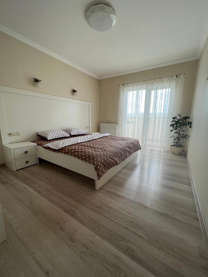 Затишні Апартаменти Two Cernăuți Exterior foto