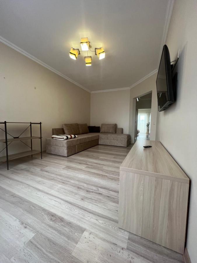 Затишні Апартаменти Two Cernăuți Exterior foto