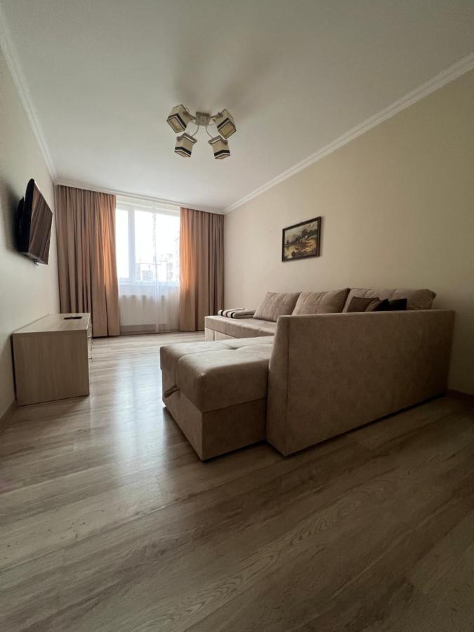 Затишні Апартаменти Two Cernăuți Exterior foto